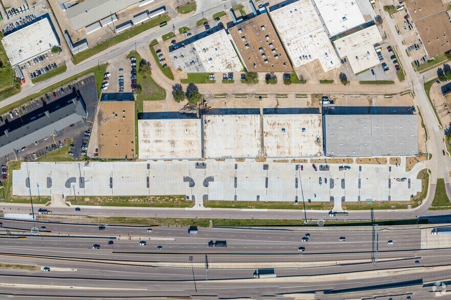 More Photos Of 3216-3308 Royalty Row, Irving Showroom For Lease