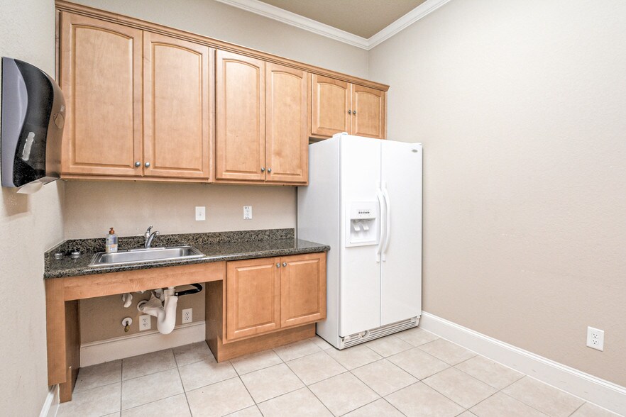 More Photos Of 1828 Snake River Rd, Katy Medical For Lease