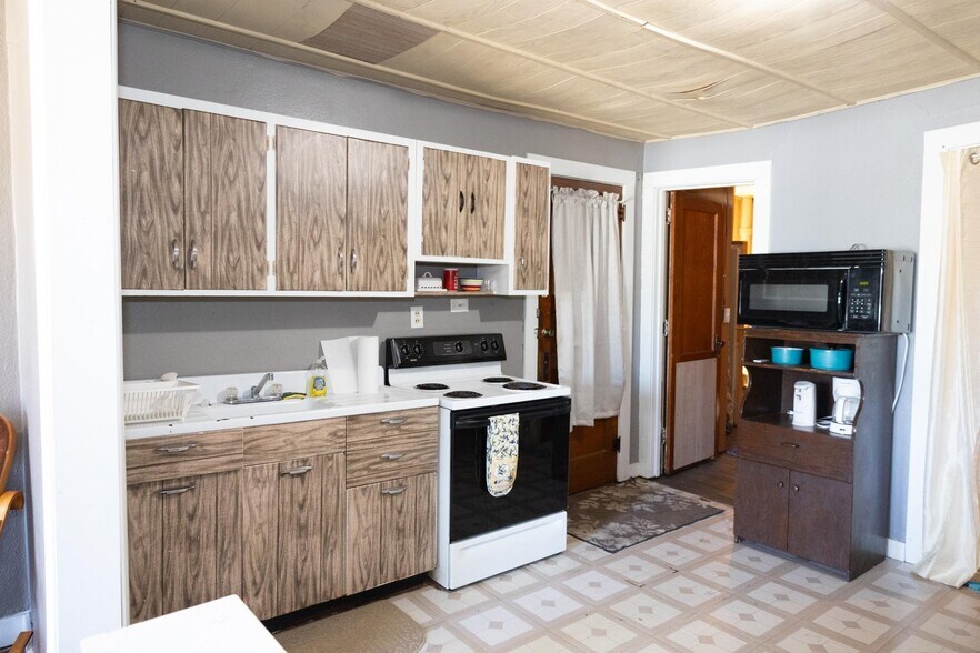 More Photos Of 103 W Main St, Hardwick Restaurant For Sale