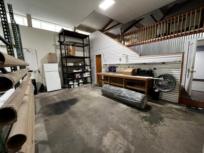 More Photos Of 529 32nd St, Parkersburg Warehouse For Lease