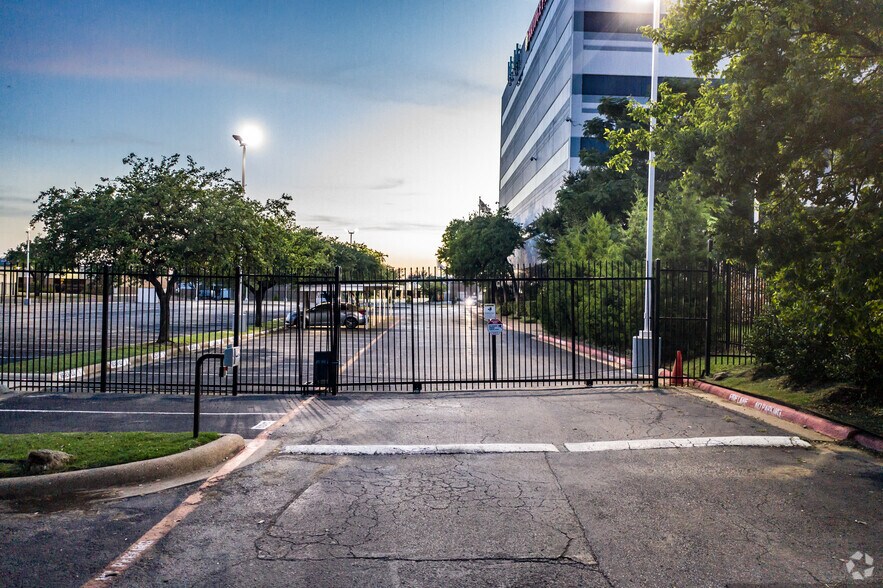 More Photos Of 2350 Valley View Ln, Dallas Loft Creative Space For Lease