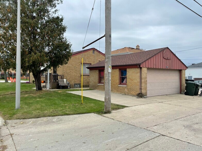 More Photos Of 10710 W Lincoln Ave, West Allis Apartments For Sale