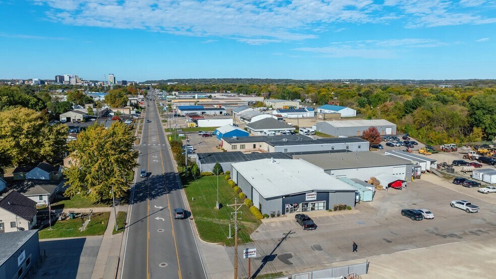 More Photos Of 1830 3rd Ave SE, Rochester Showroom For Sale