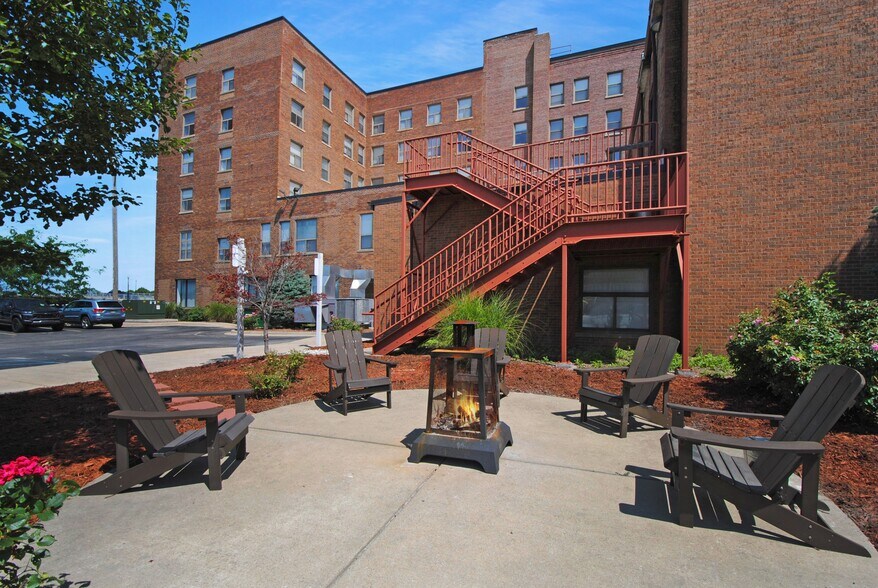 More Photos Of 107 S Washington Ave, Saginaw Apartments For Lease