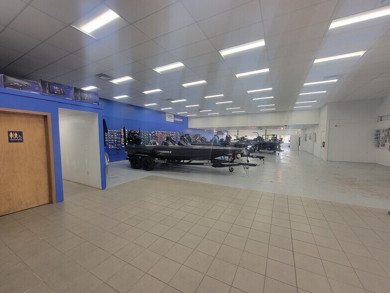 More Photos Of 17809 E Appleway Ave, Spokane Valley Showroom For Lease
