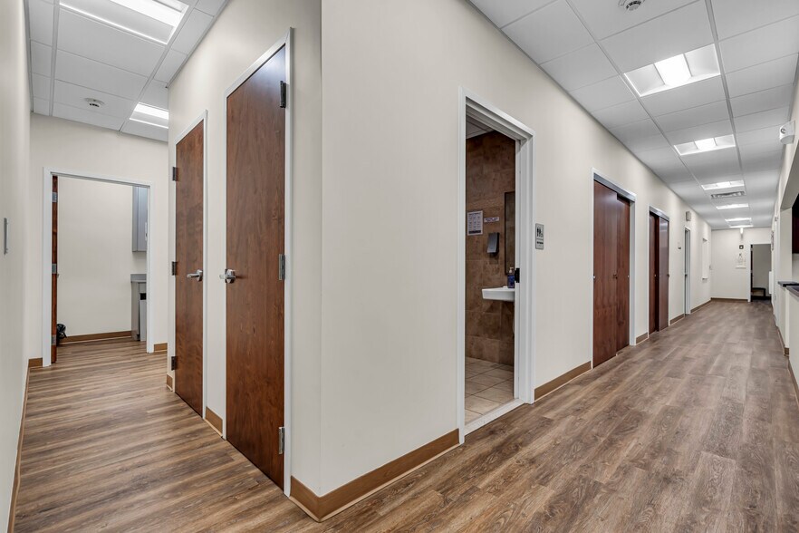 More Photos Of 500 Park Ave, Manalapan Township Medical For Lease