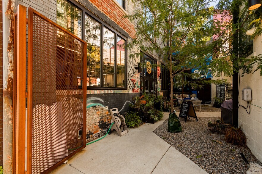 More Photos Of 1486 Gratiot Ave, Detroit Storefront For Sale