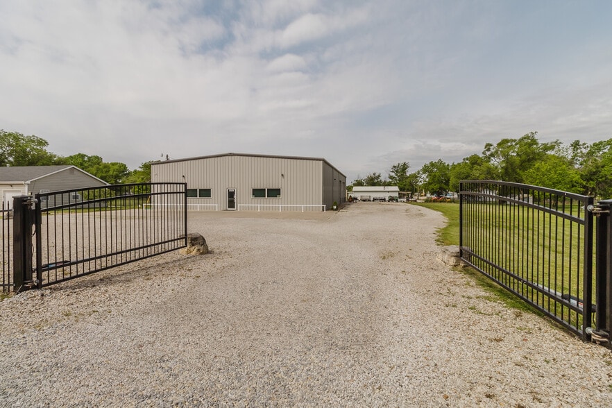 More Photos Of 2325 S Crest St, Wichita Warehouse For Sale