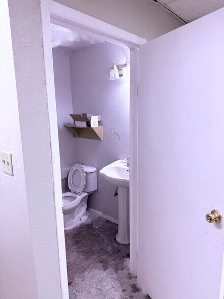 More Photos Of 1246 S General McMullen Dr, San Antonio Storefront Retail Office For Lease