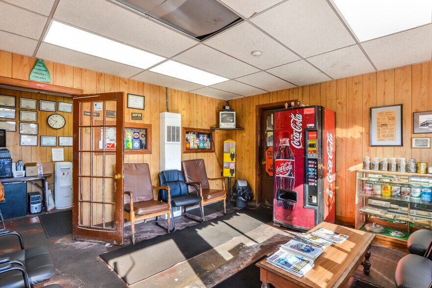 More Photos Of 347 Dartmouth St, New Bedford Auto Repair For Sale