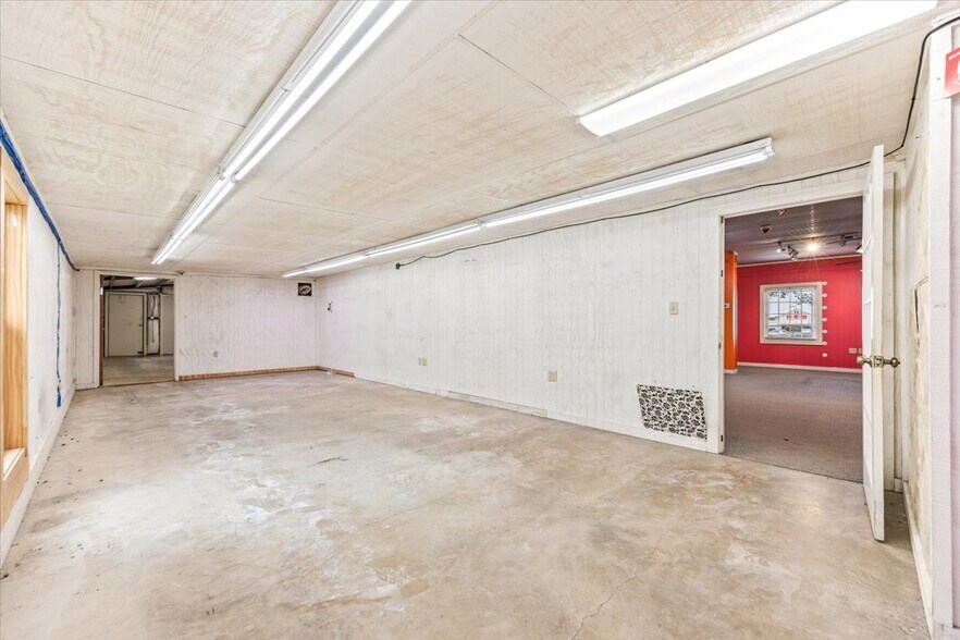 More Photos Of 918 10th St, Floresville Land For Lease