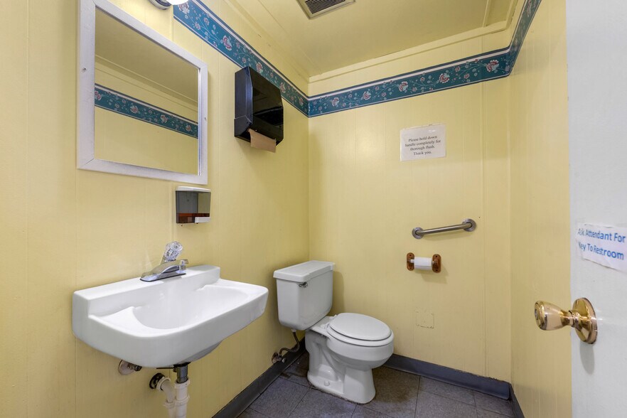 More Photos Of 416 State St, Trinidad Flex For Sale