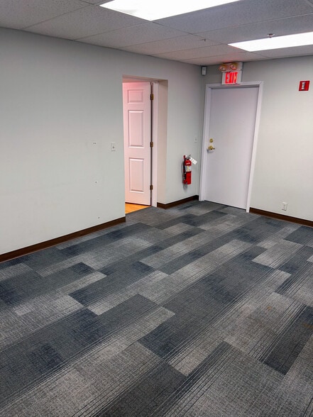 More Photos Of 30 N Lincoln St, Batavia Office For Lease