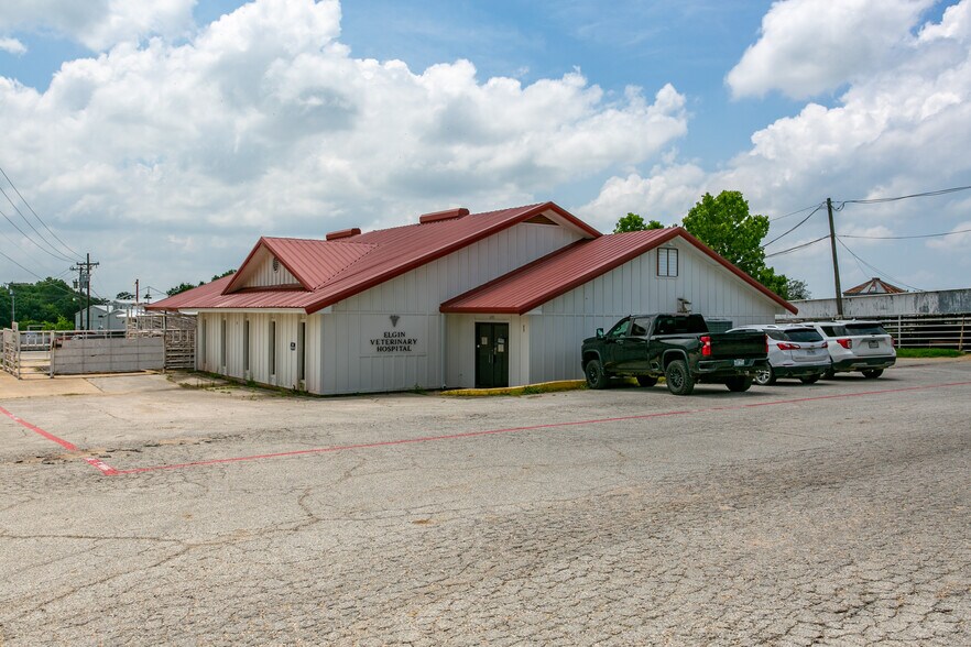 More Photos Of 600 W US Highway 290, Elgin Veterinarian Kennel For Sale