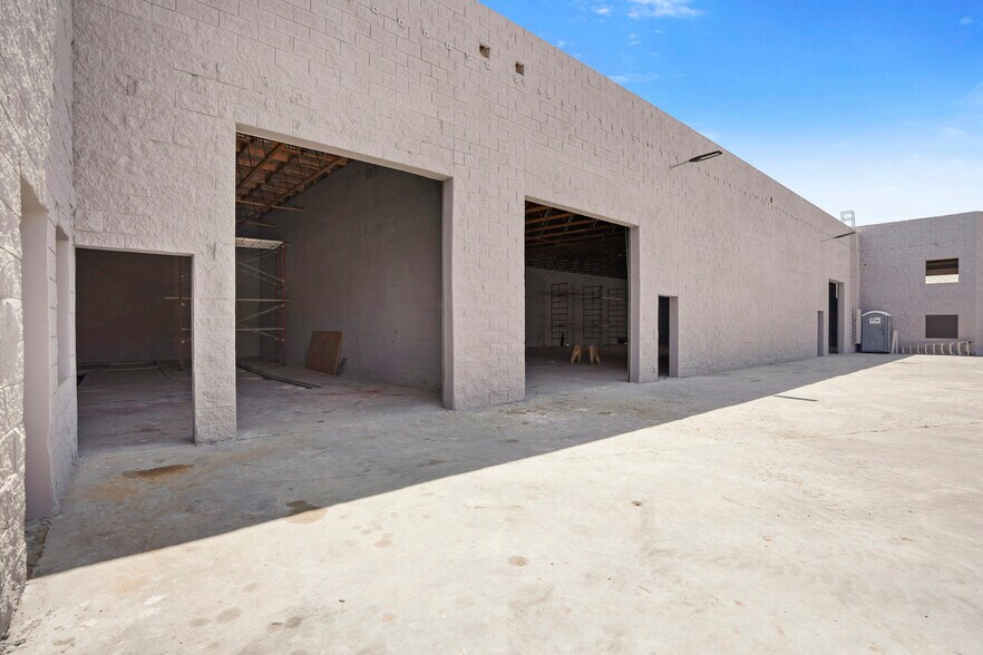 More Photos Of 10926 Randall St, Sun Valley Warehouse For Lease