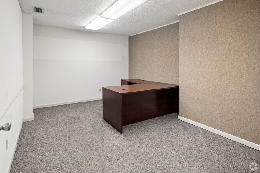 More Photos Of 730 NE Waldo Rd, Gainesville Office For Sale