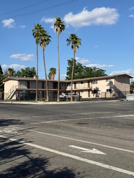 Primary Photo Of 1700 Lincoln St, Bakersfield Apartments For Sale