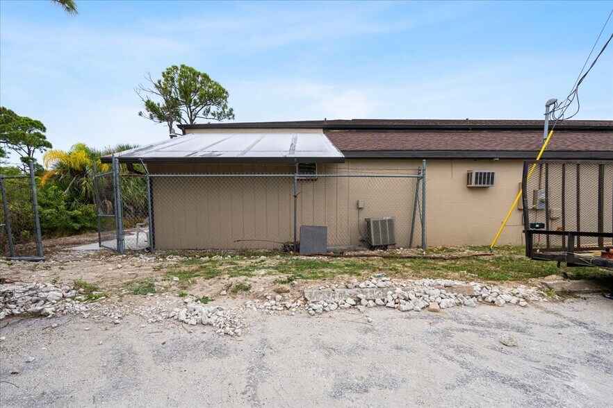 More Photos Of 1434 Market Cir, Port Charlotte Warehouse For Sale