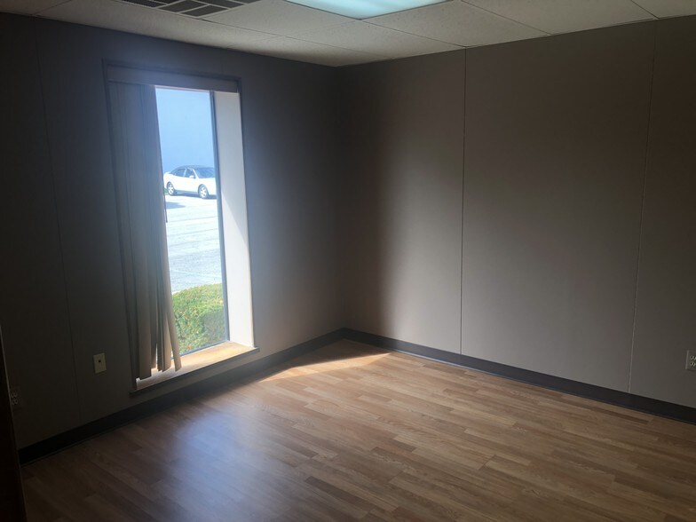 More Photos Of 12250-12264 Universal Dr, Taylor Warehouse For Lease