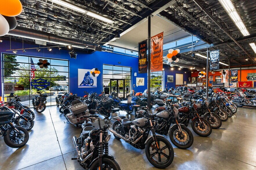 More Photos Of 8 Industrial Ln, New Rochelle Auto Dealership For Lease