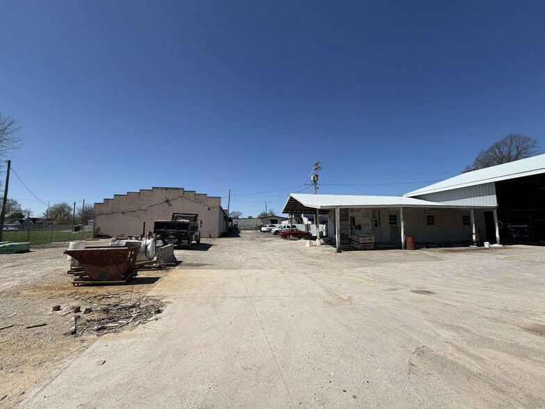 More Photos Of 130 N Cedar St, Newark Flex For Lease