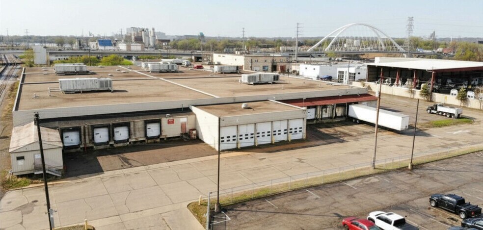 More Photos Of 3003 Pacific St, Minneapolis Distribution For Lease