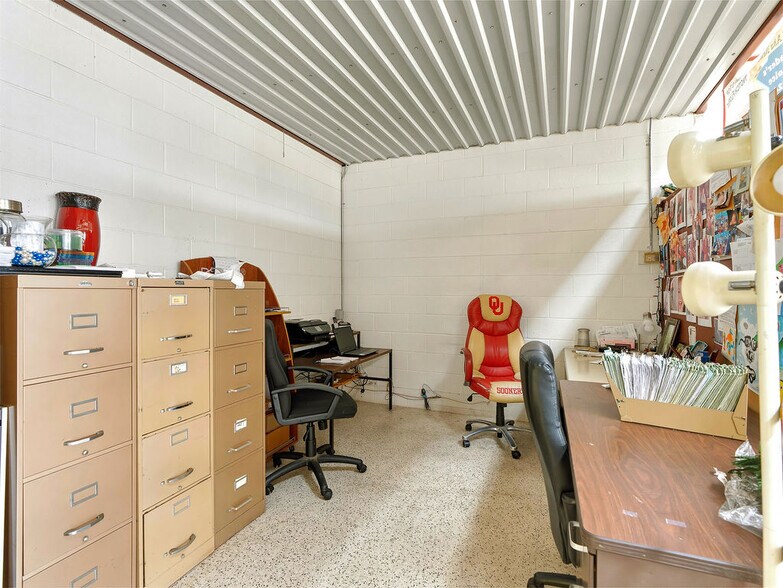 More Photos Of 530 N Mississippi Ave, Ada Freestanding For Sale