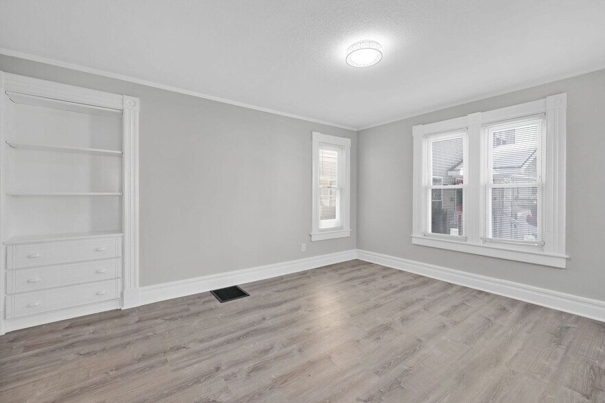 More Photos Of 142 Dickinson St, Springfield Flex For Sale