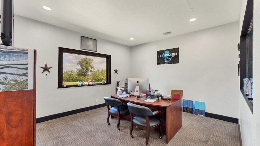 More Photos Of 7570 IH - 35 Fwy, New Braunfels Light Manufacturing For Sale