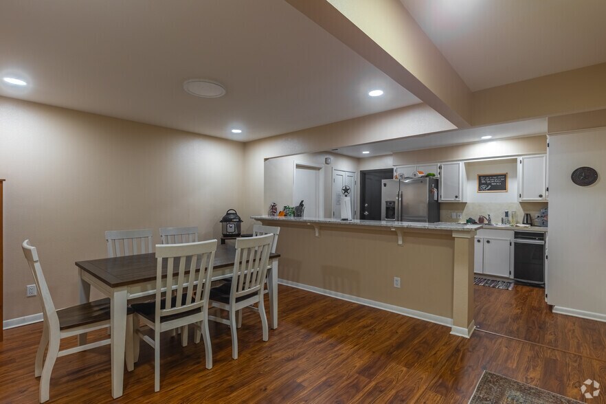 More Photos Of 117 San Augustine St, Center Office For Sale