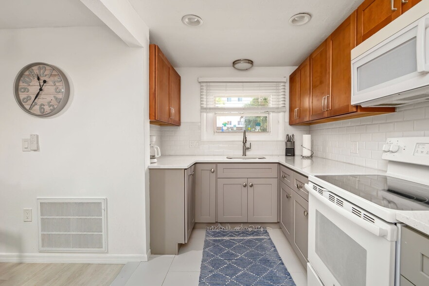 More Photos Of 9022 Midnight Pass Rd, Sarasota Apartments For Sale