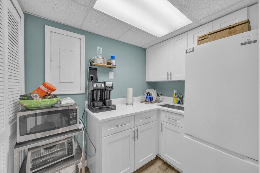 More Photos Of 631 US Highway 1, North Palm Beach Office For Sale