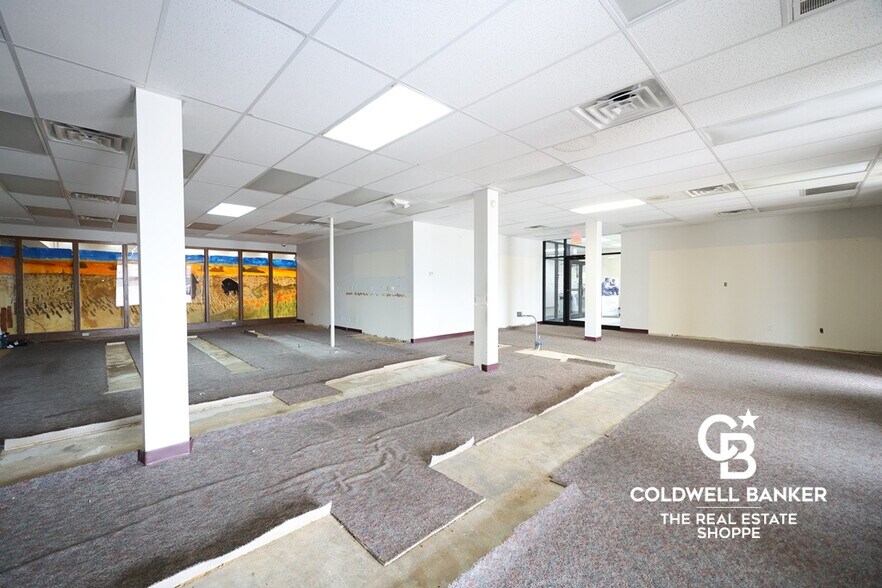 More Photos Of 911 N Main St, Garden City Office For Sale