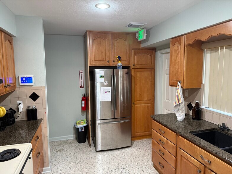 More Photos Of 3111 26th St W, Bradenton Flex For Sale