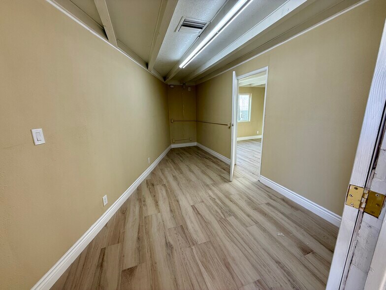 More Photos Of 2039 W Bonanza Rd, Las Vegas Flex For Lease