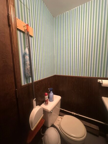 More Photos Of 418 E Washington St, Arma Storefront Retail Residential For Sale