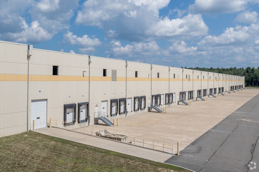 More Photos Of 198 Commercial Blvd, Blakeslee Warehouse For Lease