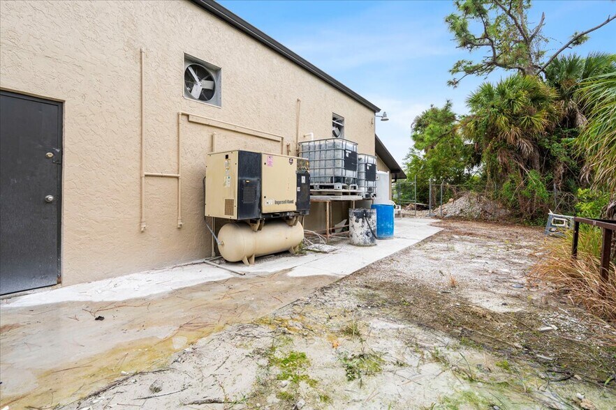 More Photos Of 1434 Market Cir, Port Charlotte Warehouse For Sale