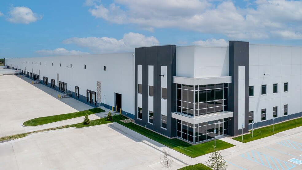 More Photos Of 5789 N Graham Rd, Whiteland Distribution For Lease