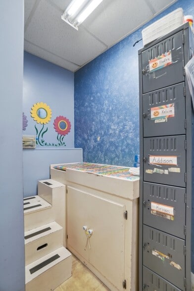 More Photos Of 213 N Broadway St, Spencerville Flex For Sale