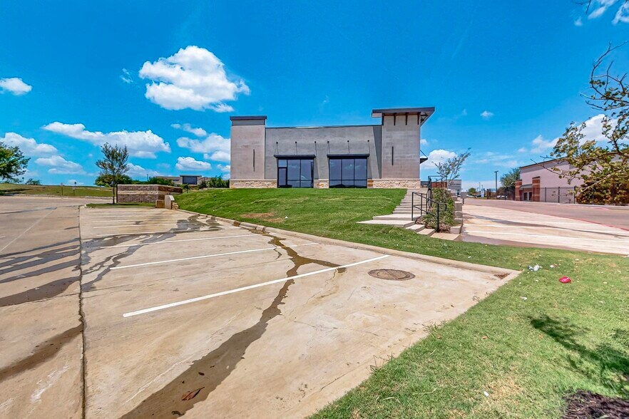 More Photos Of 8500 Olympus Blvd, Irving Office For Sale