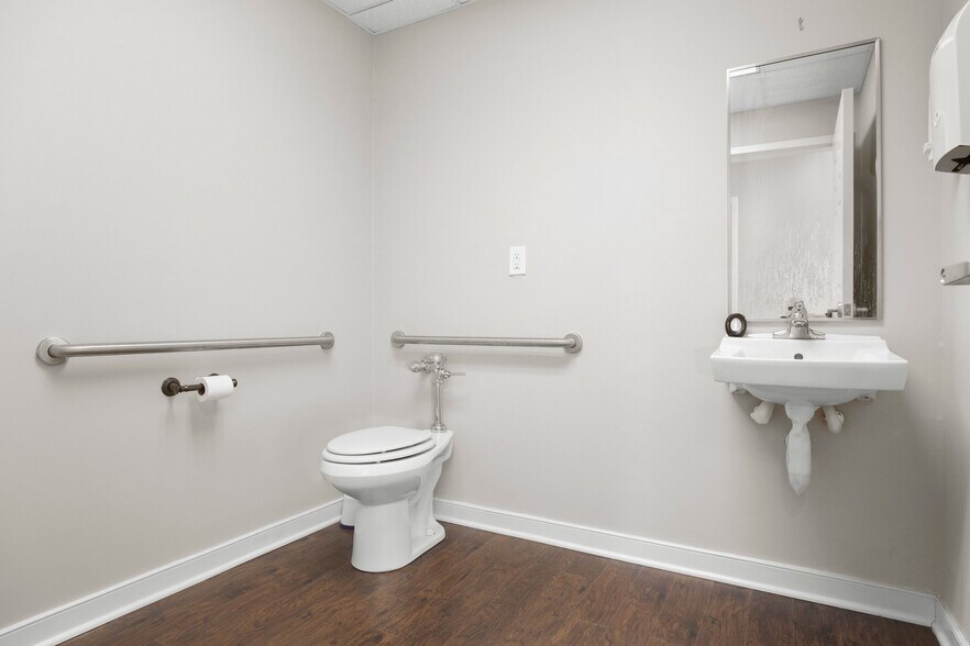 More Photos Of 10708 Ballantraye Dr, Fredericksburg Medical For Sale