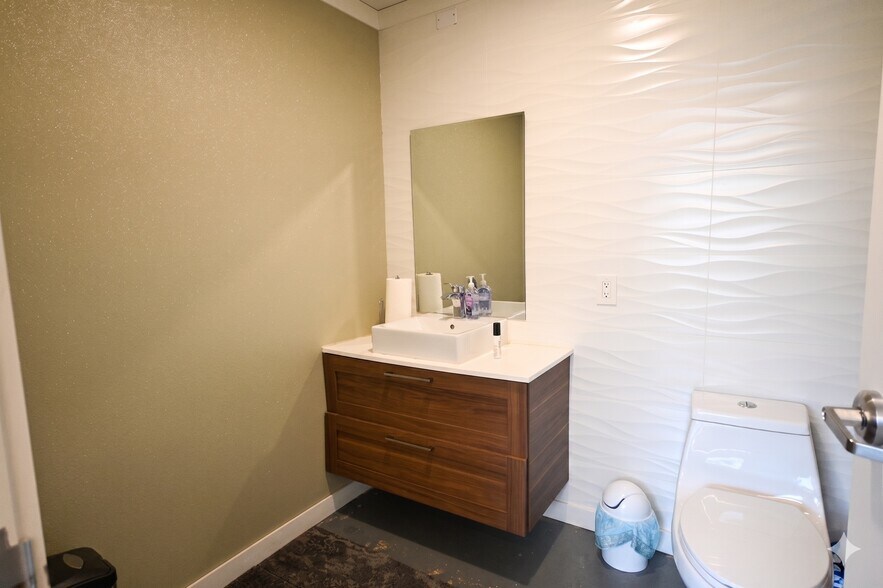 More Photos Of 612 Winflo Dr, Austin Office For Lease