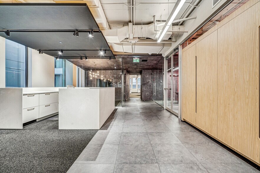 More Photos Of 215 Rue Saint-Jacques, Montréal Office For Lease