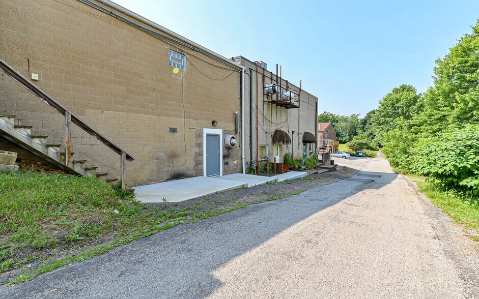 More Photos Of 2615 Freeport Rd, Natrona Heights Bar For Lease