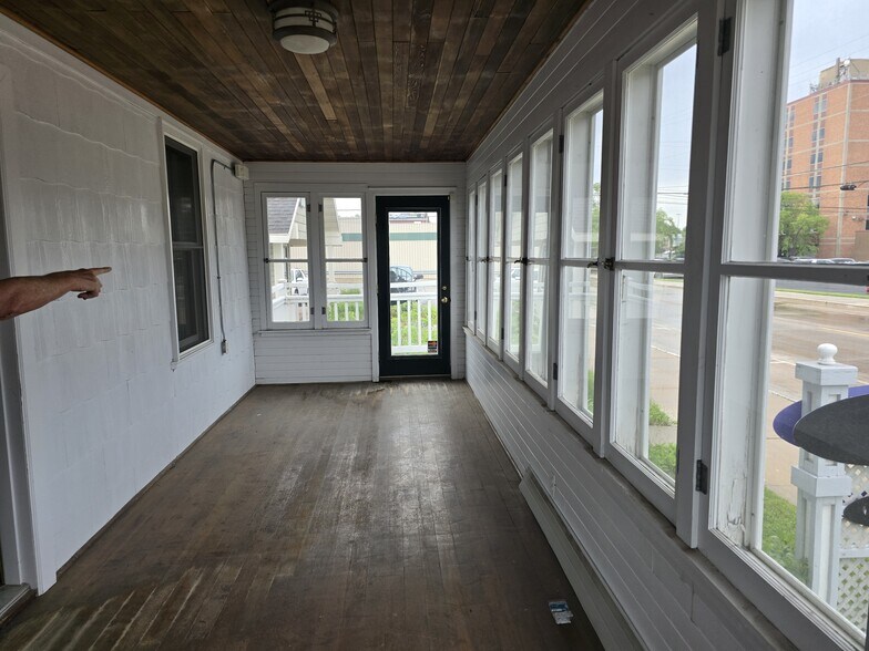 More Photos Of 115 W 6th St, Marshfield Storefront Retail Office For Sale
