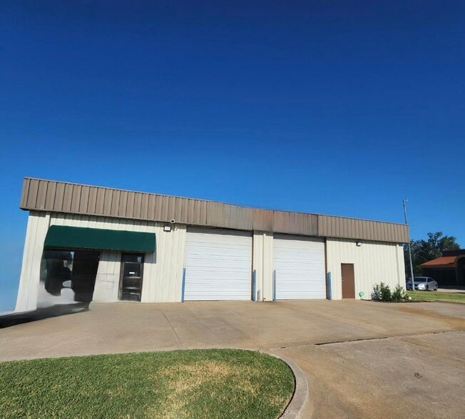 More Photos Of 511 Tower Cir, Oklahoma City Distribution For Lease