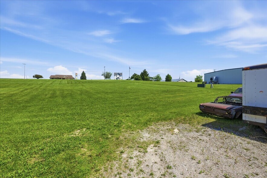 More Photos Of 590 Commercial Ave, Waterloo Auto Repair For Sale
