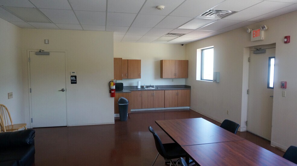 More Photos Of 200 Old County Cir, Windsor Locks Warehouse For Lease