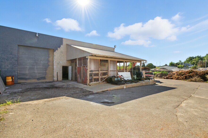 More Photos Of 4800 Joslyn Rd, Lake Orion Light Manufacturing For Sale